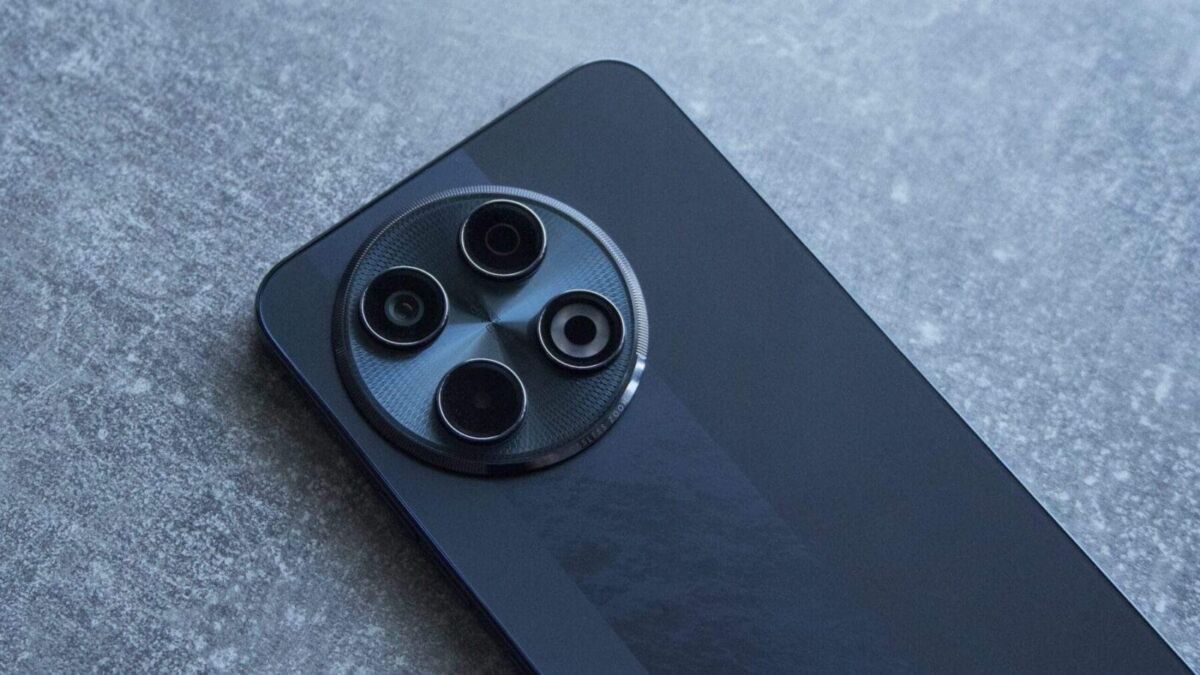 Задняя панель смартфона Tecno Spark 30 Pro с тремя камерами