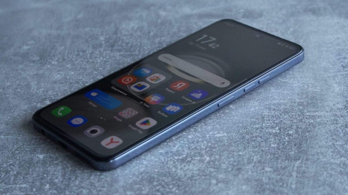 Смартфон Tecno Spark 30 Pro лежит на поверхности