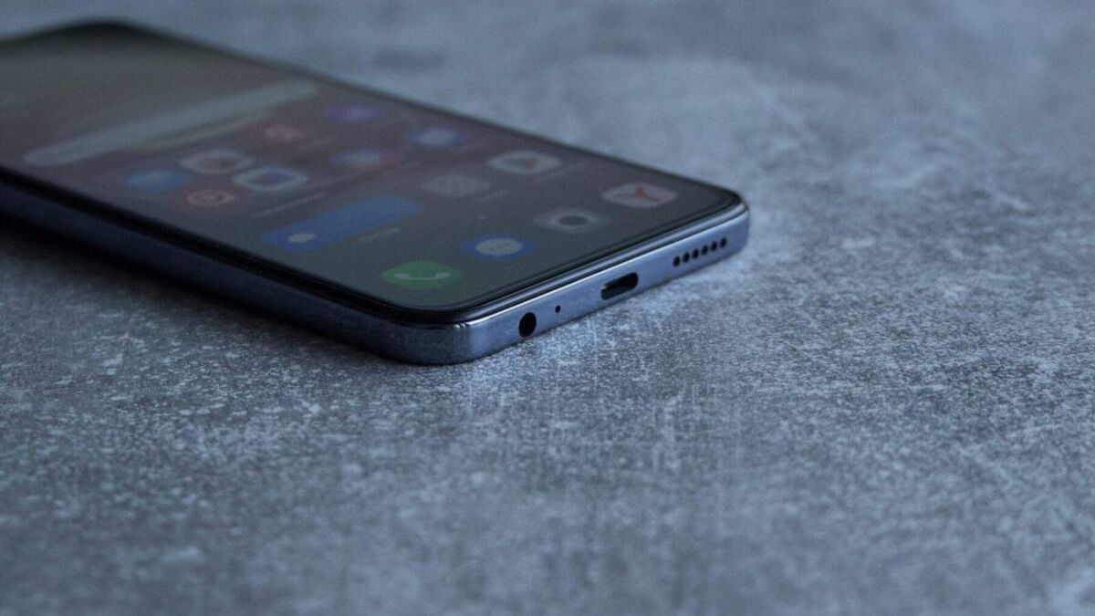 Боковая часть смартфона Tecno Spark 30 Pro с разъемом для наушников и зарядным портом