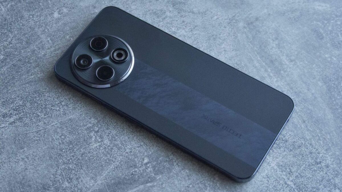 Задняя панель смартфона Tecno Spark 30 Pro с тремя камерами