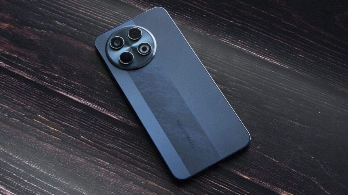 Смартфон Tecno Spark 30 Pro на темной поверхности