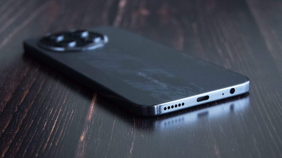 Смартфон Tecno Spark 30 Pro на темном деревянном фоне