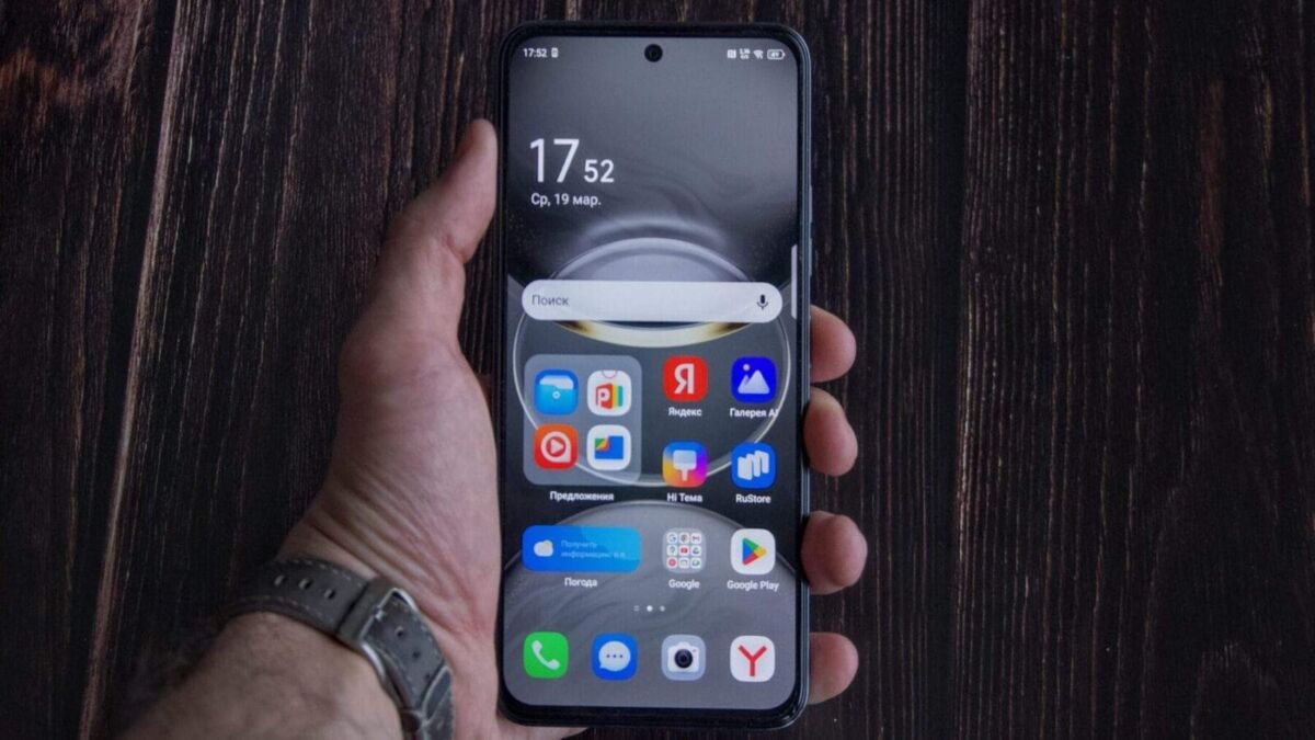 Смартфон Tecno Spark 30 Pro в руке на темном фоне