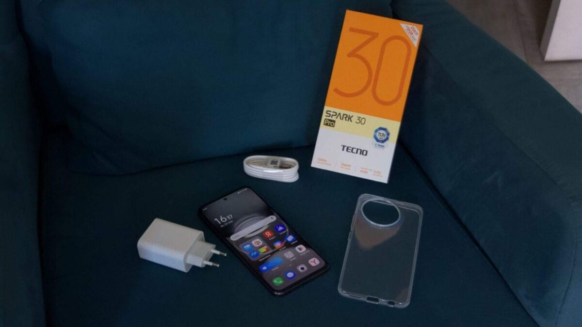 смартфон Tecno Spark 30 Pro с прозрачным чехлом и зарядным устройством