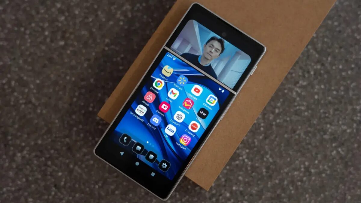 Смартфон Newnal AI с двуспгнутым экраном и иконками приложений