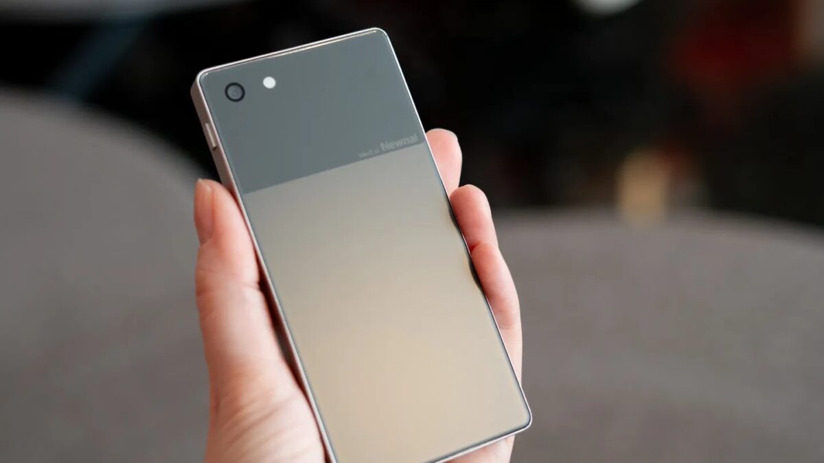 Смартфон Newnal AI в руке с задней панелью