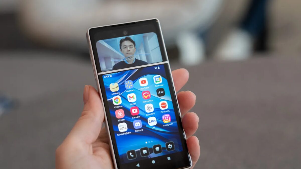 смартфон Newnal AI с частью экрана и интерфейсом