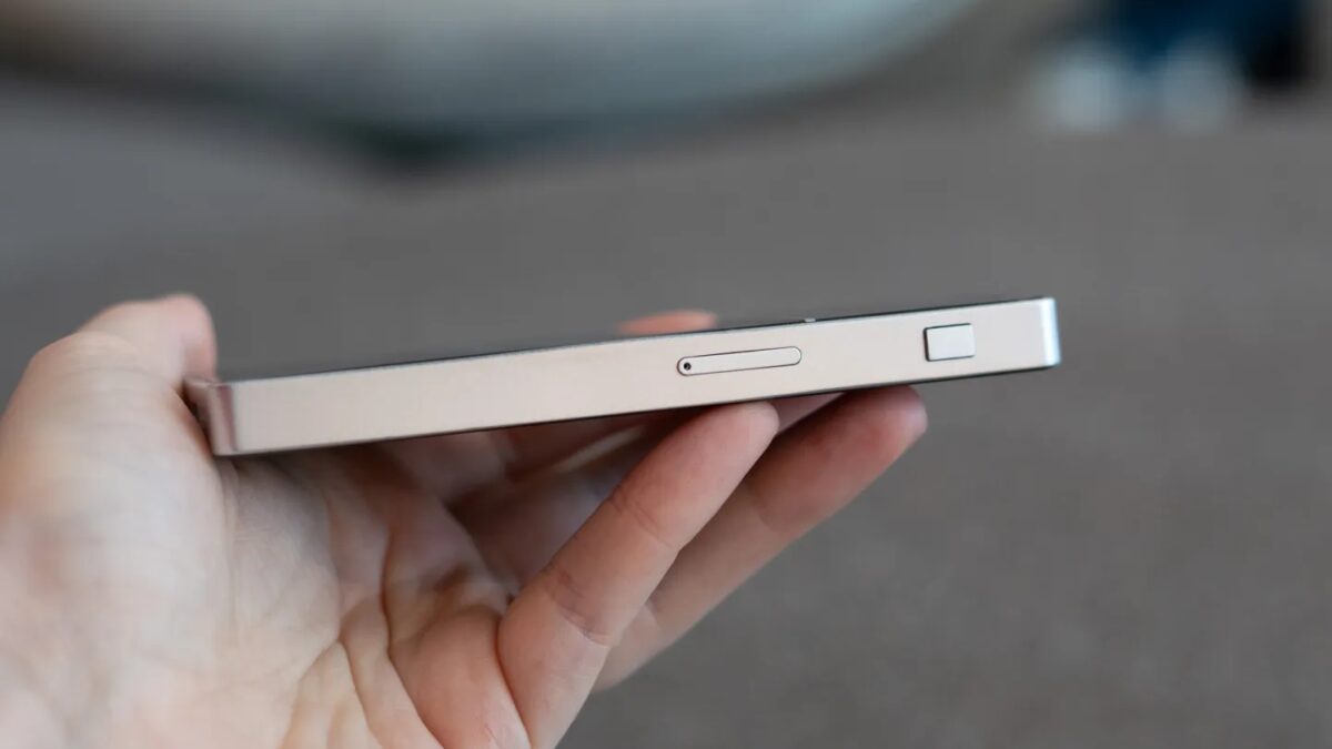 Кнопка и слот для сим-карты на смартфоне Newnal AI