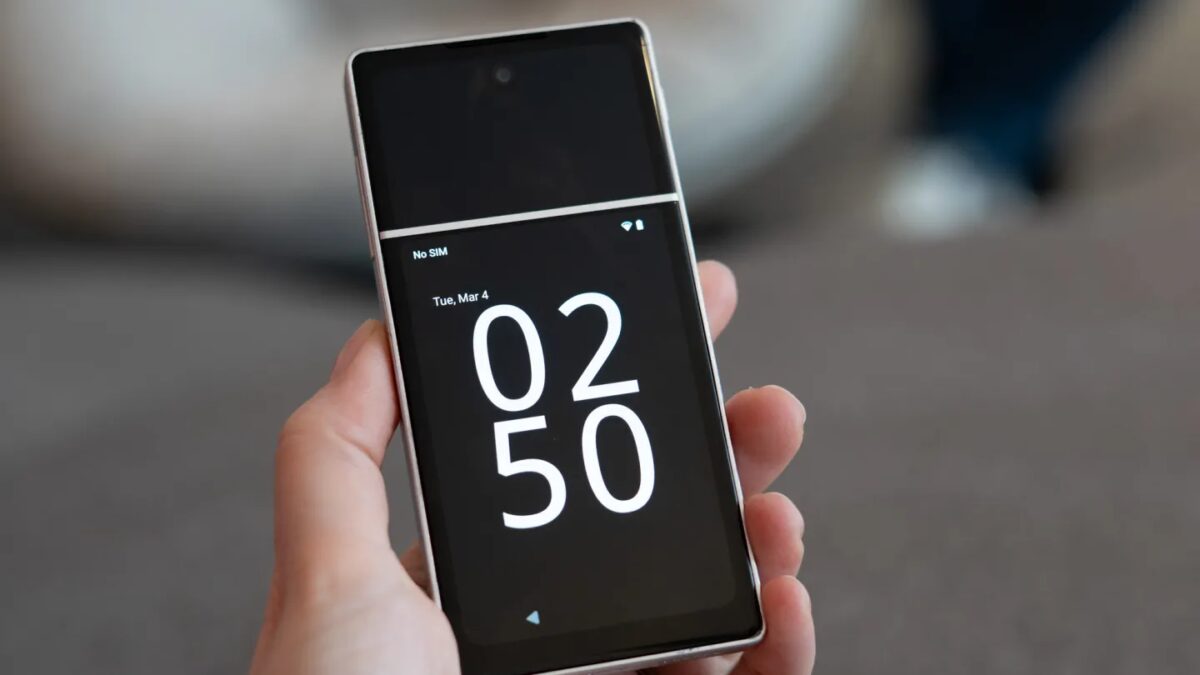 Смартфон Newnal AI с экраном, показывающим время