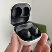 Samsung готовит к выпуску новые бюджетные наушники Galaxy Buds FE 2 (galaxy buds fe 2 1920x1080 2)