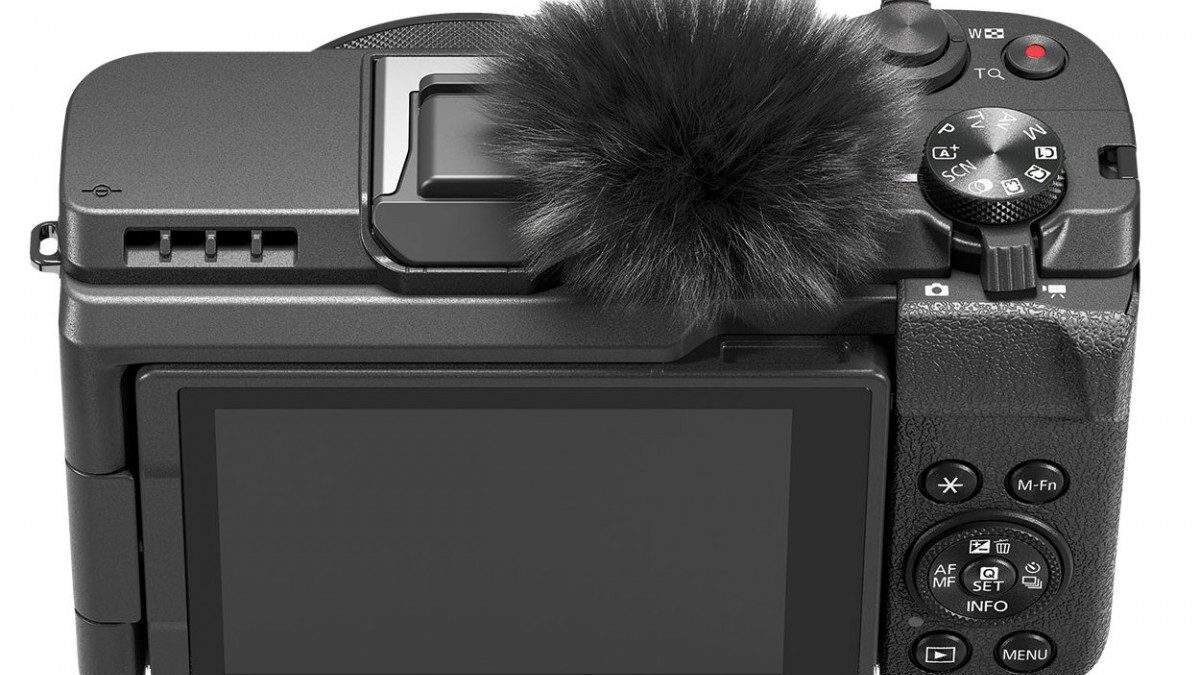 Задняя часть камеры Canon EOS R50 с дисплеем и элементами управления