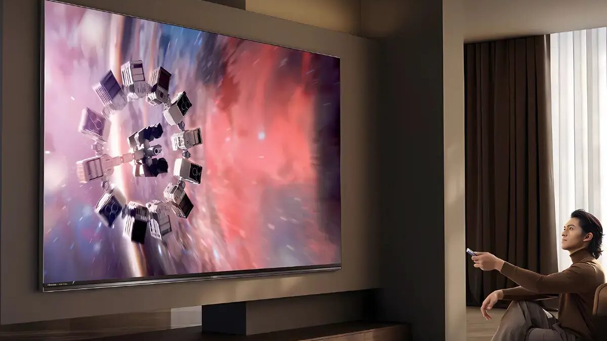 Показан телевизор Hisense E8Q с изображением космической сцены
