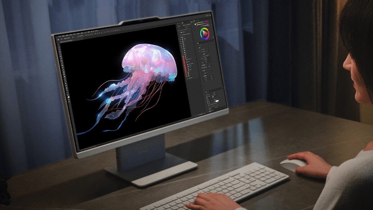 Журналистка с микрофоном на выставке CIIE 2025 в Шанхае интервьюирует зрителей