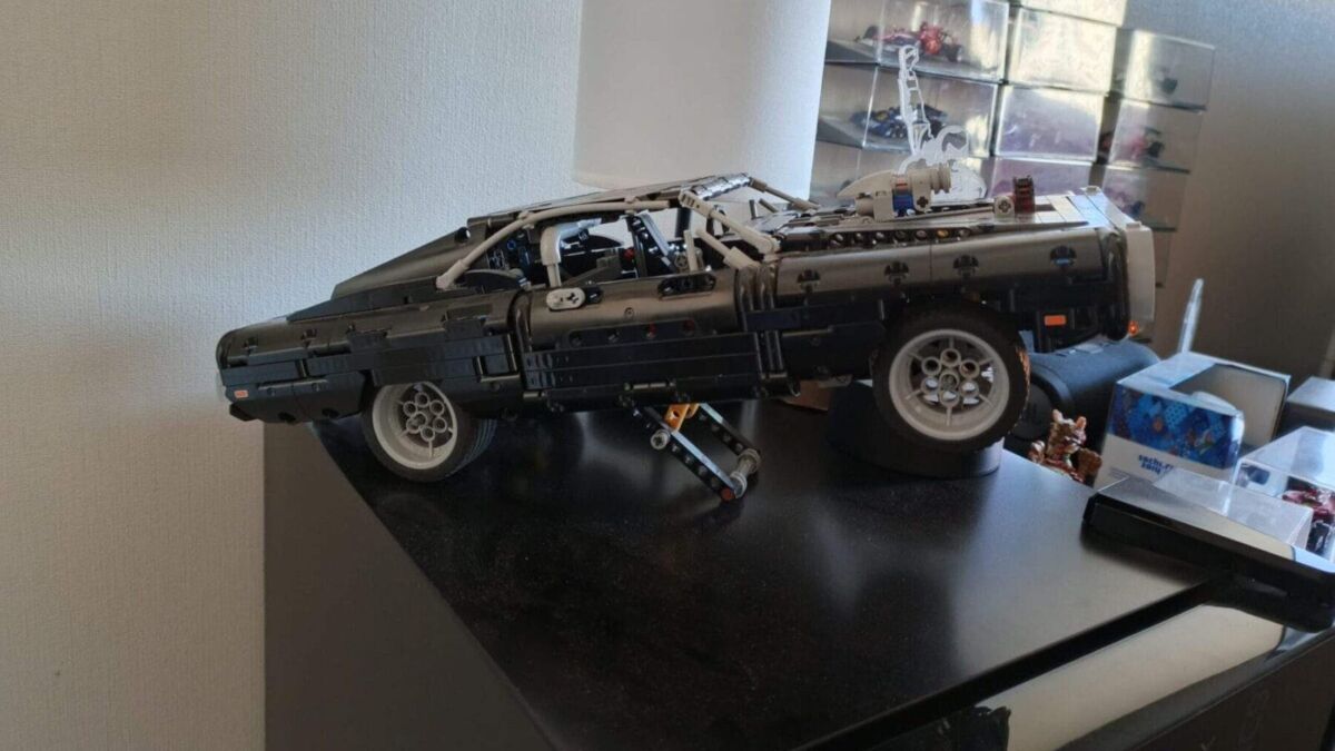 Модель RC Монстр Лего на рабочем столе с деталями и инструментами