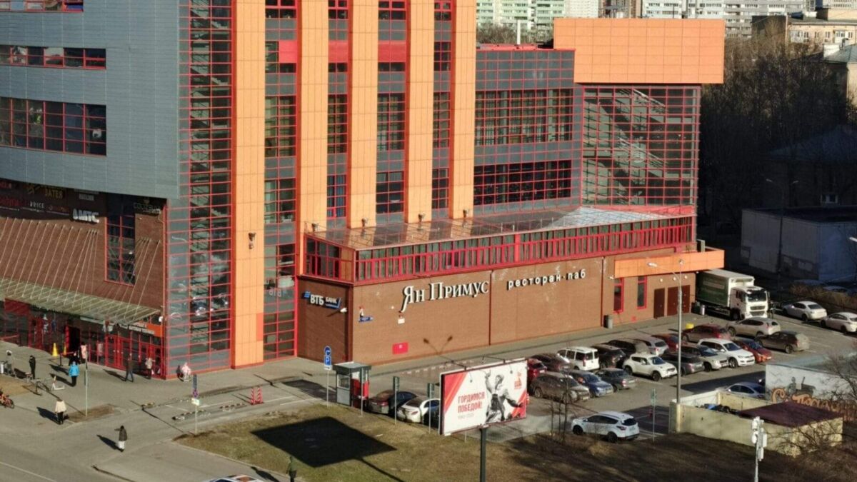 Здание с названием ЯР ПРИМУС на фасаде
