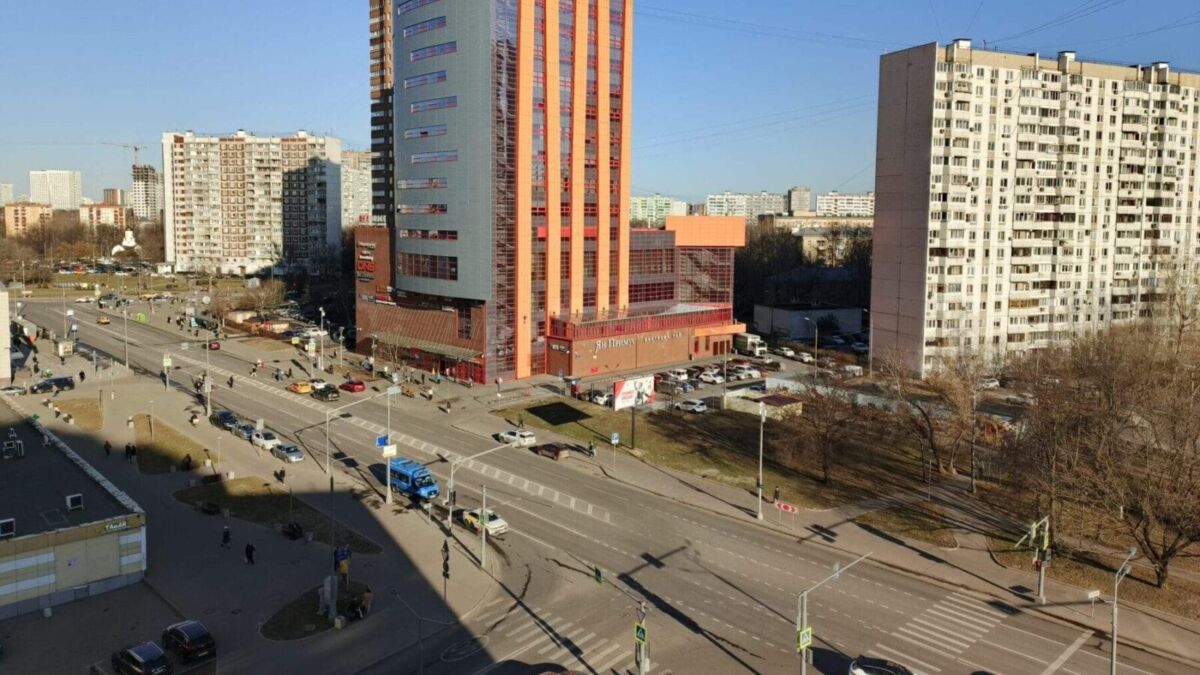 Высотный городской пейзаж с современным офисным зданием смартфоном Tecno Spark 30 Pro