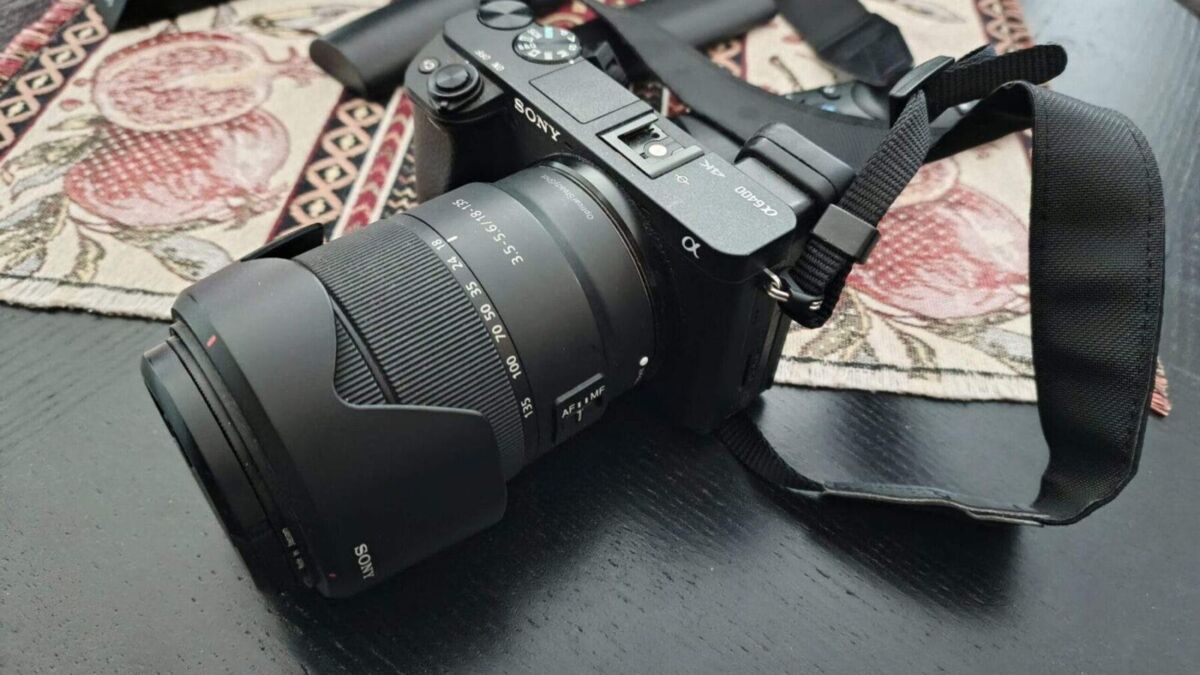 Зеркальная камера Sony с объективом 24-105mm на столе