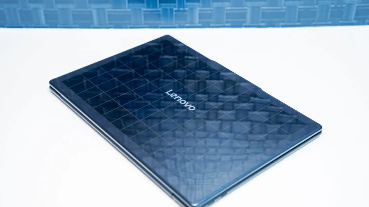 Ноутбук Lenovo Yoga Solar PC с солнечной панелью на крышке