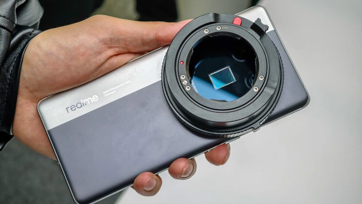 Смартфон Realme с крупной объективом и дисплеем