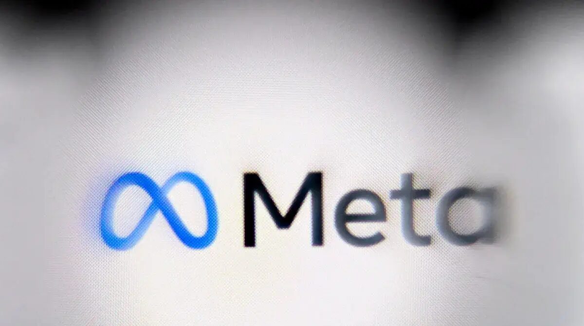 Логотип Meta Platforms на фоне, запрещённые в России Facebook и Instagram, решение суда об иске авторов