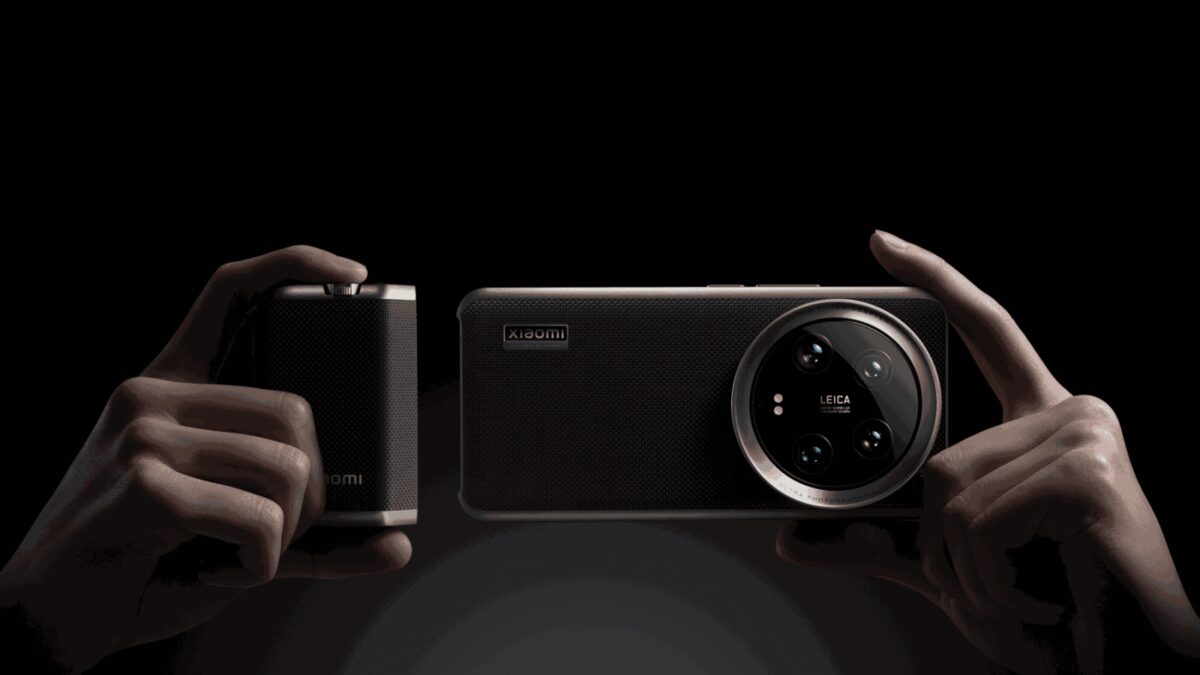 Рекламное изображение смартфона Xiaomi 15 Ultra с крупной камерой и логотипом LEICA в темной среде