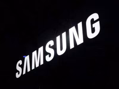Подсвеченный знак Samsung на темной стене, яркая световая вывеска Samsung