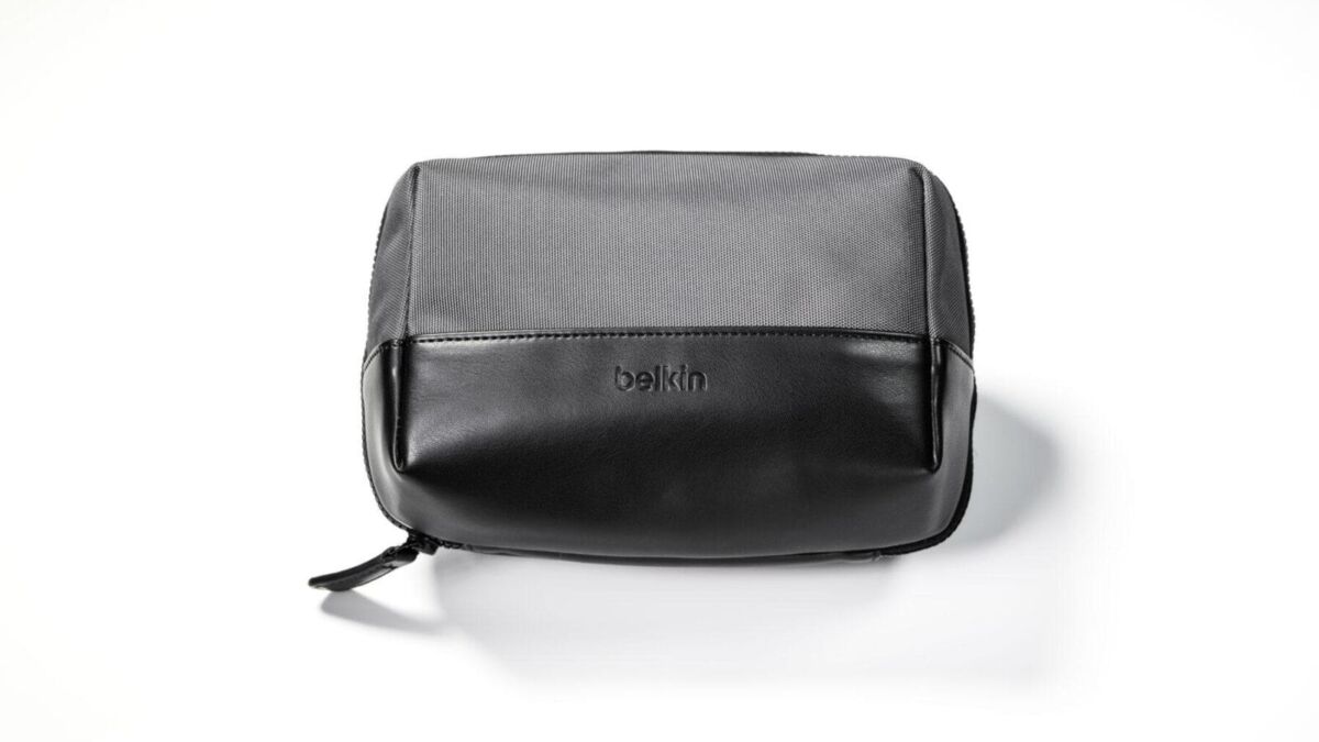 чёрная сумка Belkin с гладкой поверхностью и логотипом