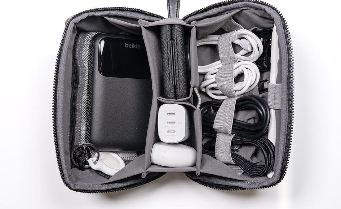 Органайзер для кабелей и зарядных устройств Belkin внутри