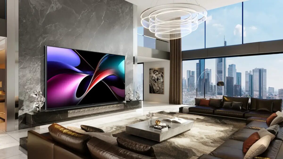 Hisense 116UX 116-дюймовый RGB MiniLED TV на стенде, яркость до 10 000 нит