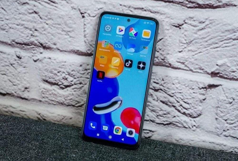 Задняя часть смартфона Xiaomi 15 Ultra с крупной камерой