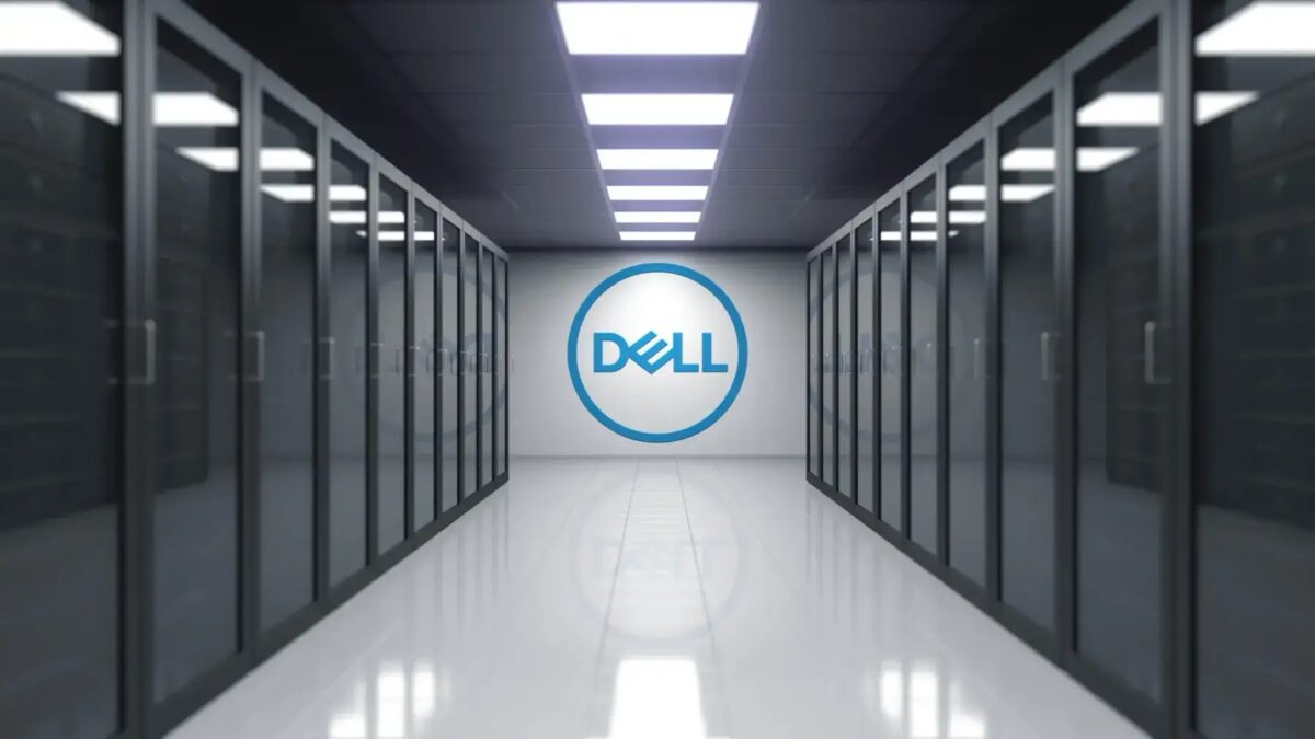 Широкий коридор с серверными стойками и логотипом Dell