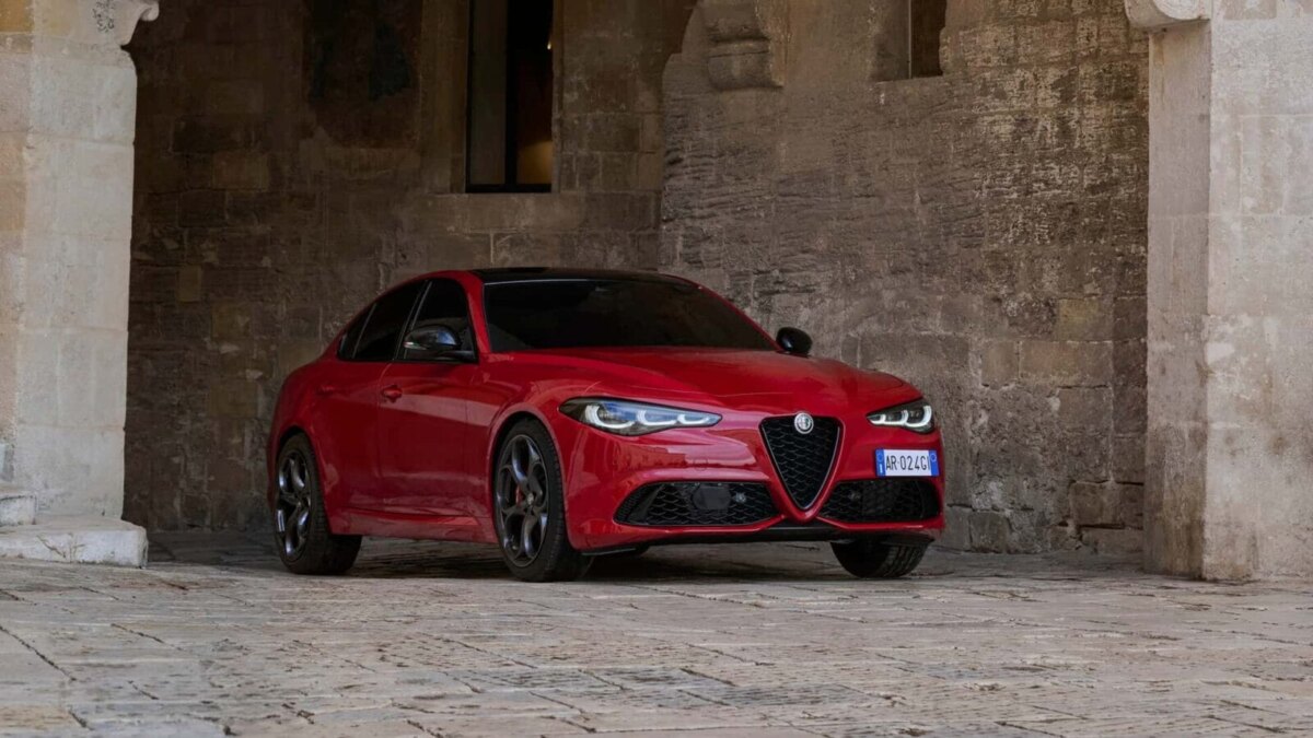 Alfa Romeo и Maserati под угрозой продажи: виноваты пошлины Трампа 3 2025 alfa romeo giulia