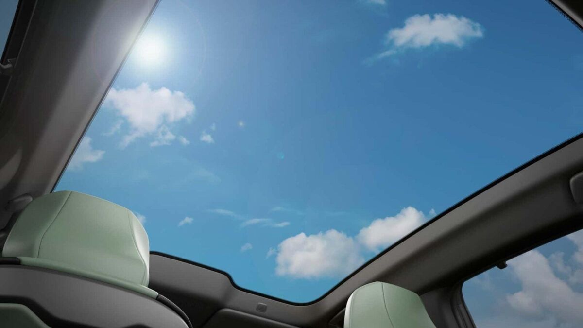 Вид окна панорамной крыши электроседана Lexus ES