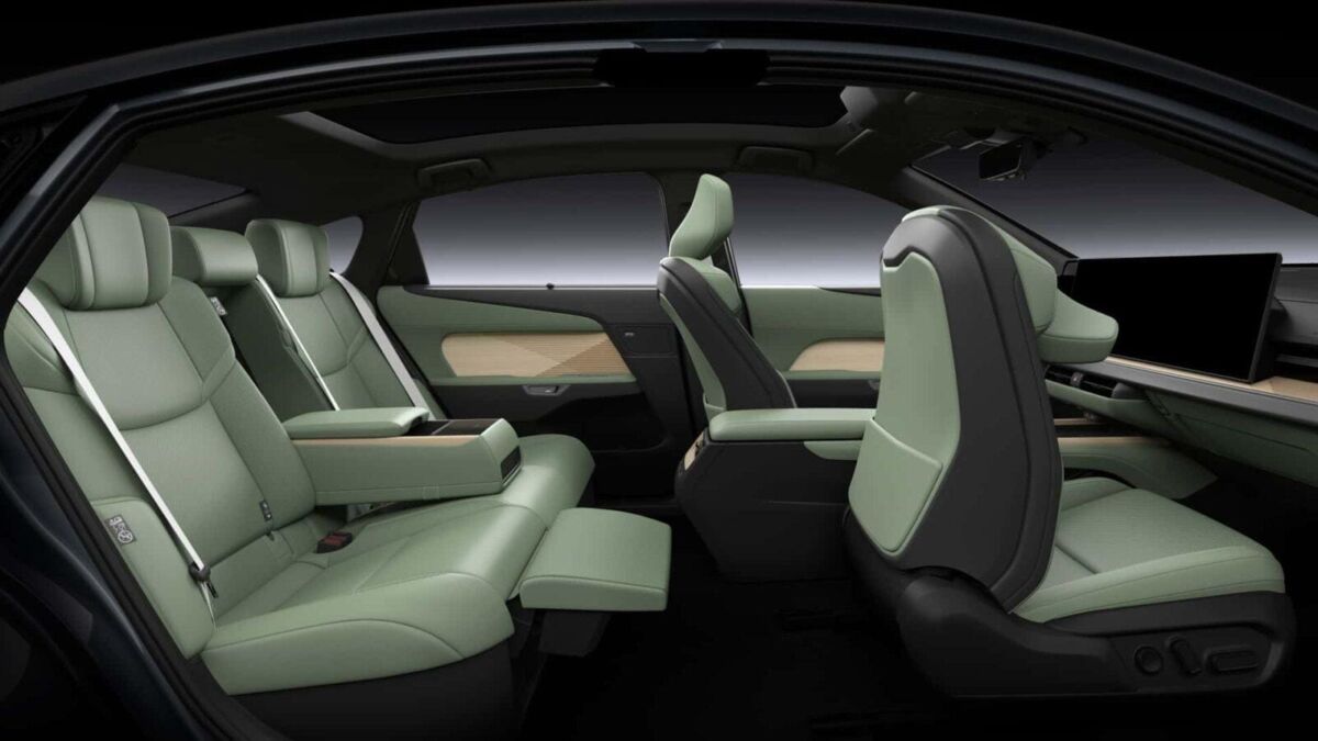 Электрический седан Lexus ES с футуристичным салоном в разрезе