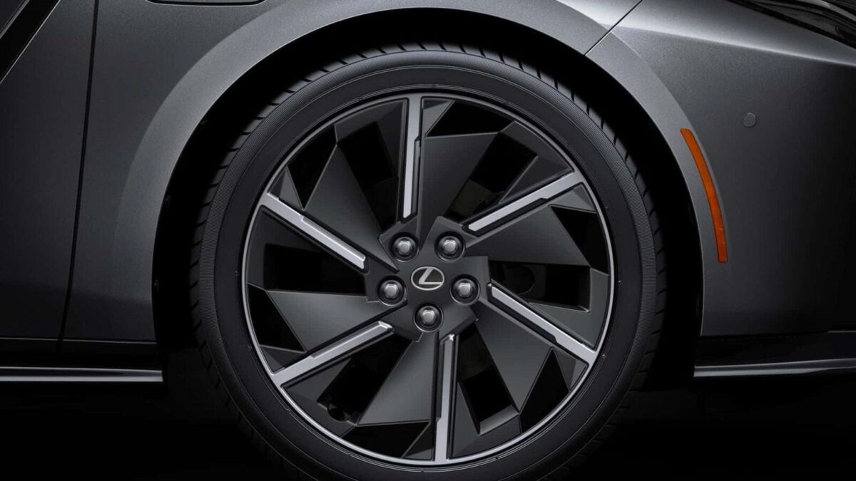 Деталь шины и диска электроседана Lexus с футуристичным дизайном