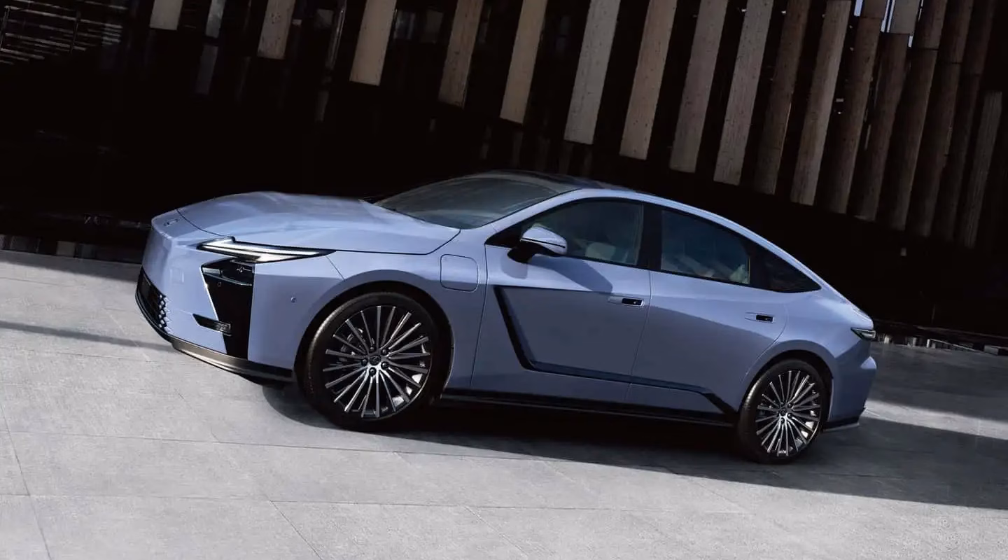 Lexus показал электрический седан ES с футуристичным дизайном 17 2026 lexus es