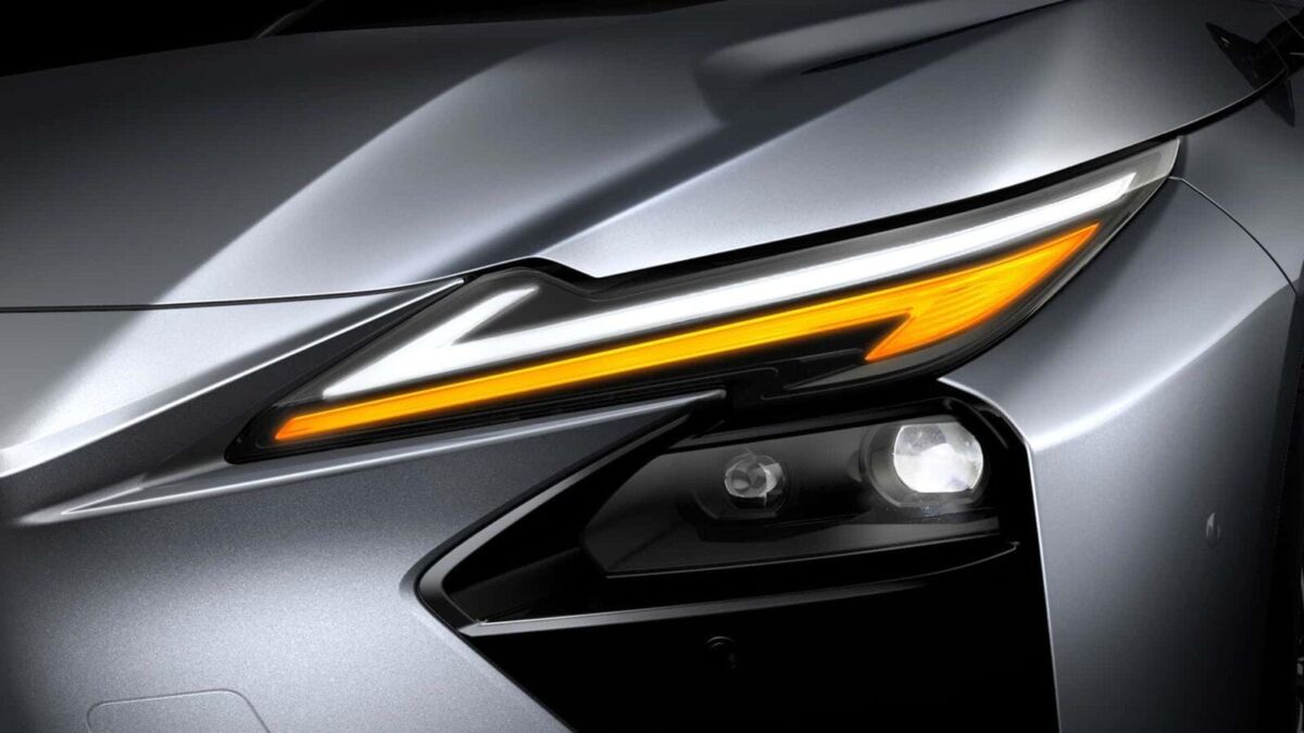 Передняя часть электрического седана Lexus ES с уникальными фарами и освещением