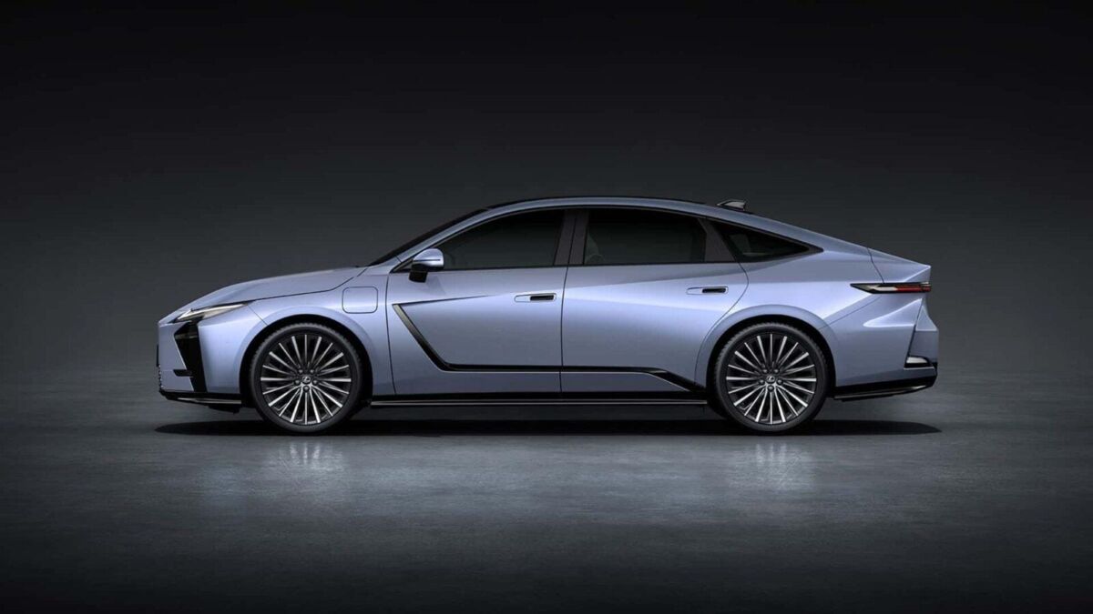 Электрический седан Lexus ES с футуристическим дизайном сбоку