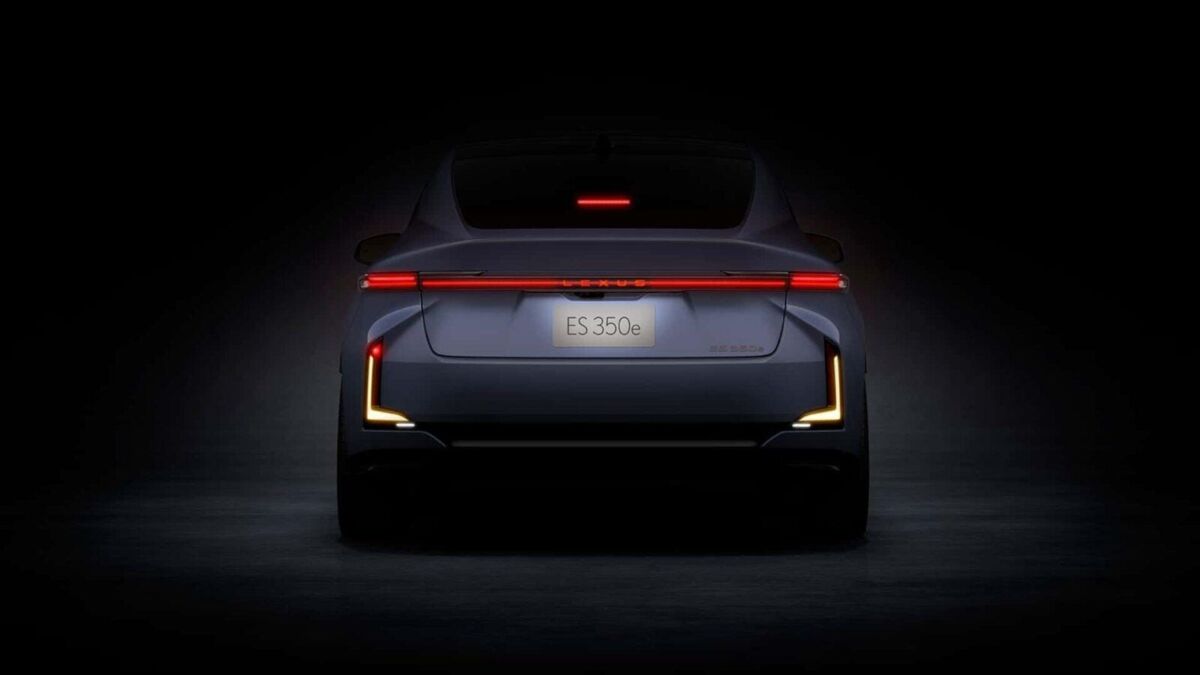 Задняя часть электрического седана Lexus ES 350e с световыми линиями и LED-габаритами