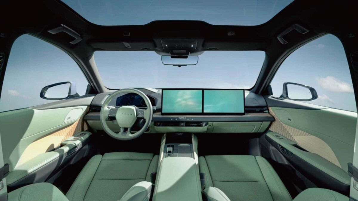 Интерьер электроседана Lexus ES с цифровой приборной панелью и двумя экранами