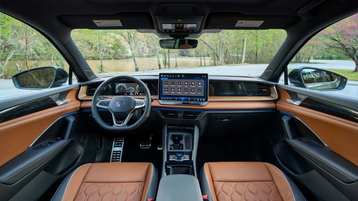 Новый Volkswagen Tiguan R-Line 2026 стал мощнее, чем Golf GTI 15 2026 volkswagen tiguan sel r line interior 1