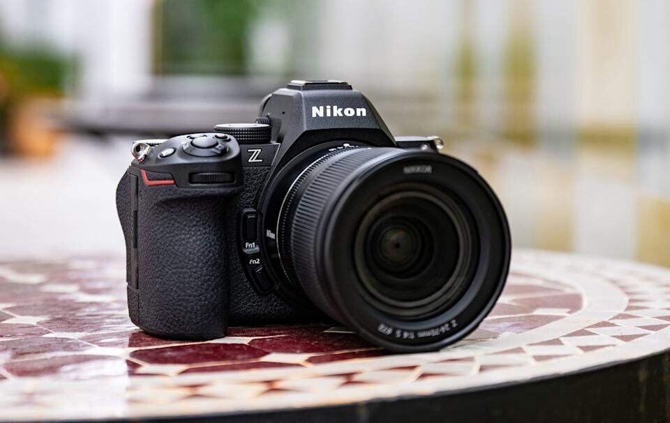 Зеркальная камера Nikon Z5 II с крупным объективом
