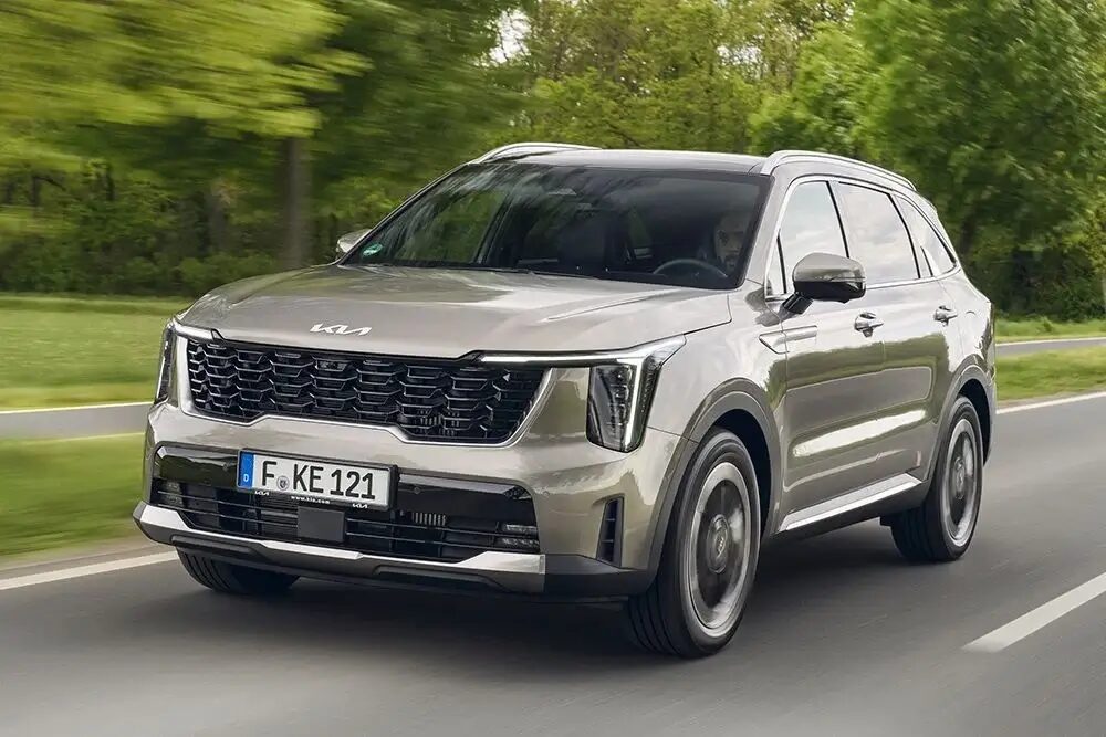 Киа электромобиль SUV на дороге с зеленью