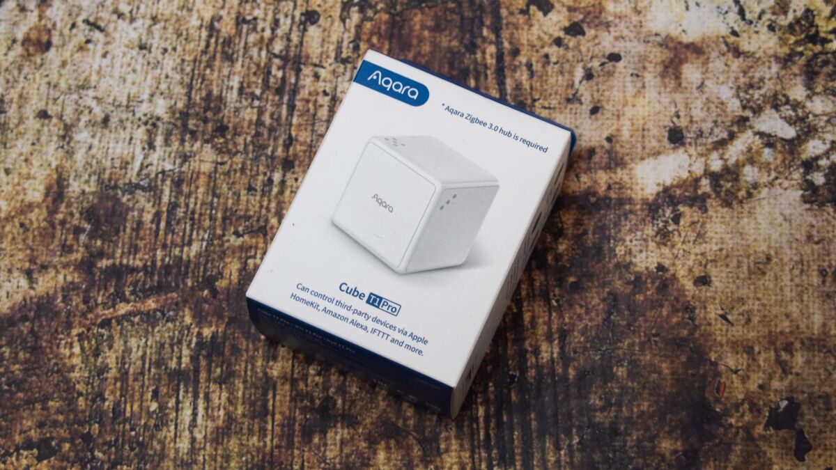 Коробка умного устройства Aqara Cube T1 Pro на деревянном столе