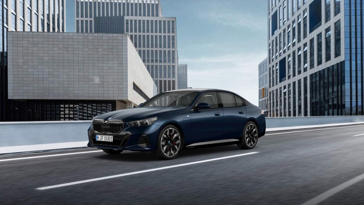 BMW представила уникальные двухцветные версии 7 серии для Южной Кореи 7 bmw 550e xdrive m sport pro blue onyx edition 1 2