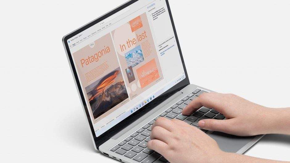 Ноутбук Dell с клавиатурой и экраном, изображение для статьи о поставках Dell, Microsoft и Lenovo в США