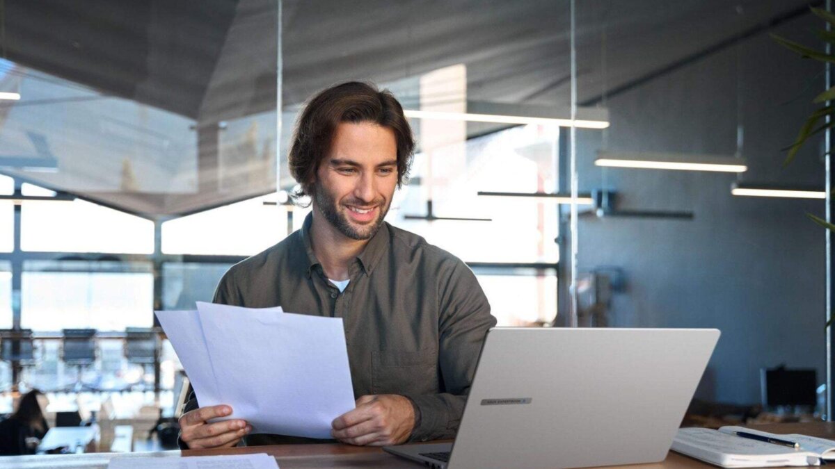 Asus представляет новые бизнес-ноутбуки ExpertBook P1: практичность, надёжность и AI-инструменты 4 expertbook p1 pm1503cda scenario photo 03