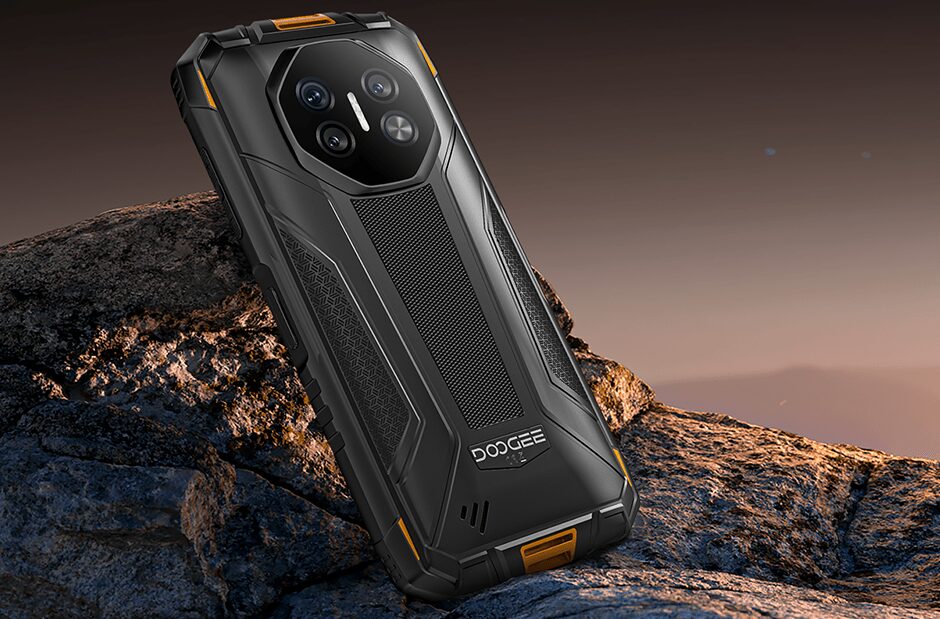 Смартфон Doogee с проектором и гнездом для камеры на задней панели