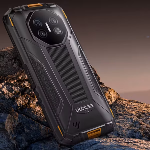 Смартфон Doogee с проектором и гнездом для камеры на задней панели