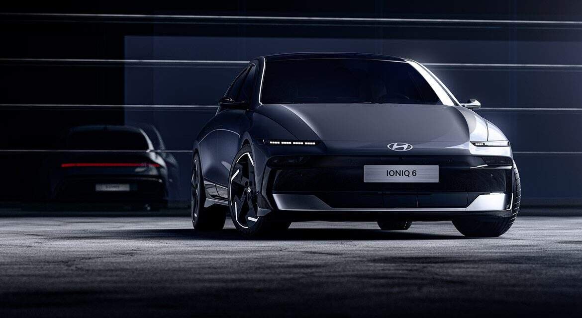 Электромобиль Hyundai IONIQ 6 спереди в темной подсветке